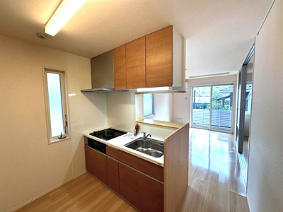 【キッチン】 | ボルーノ栗平 | 3口ガスコンロ/グリル付きシステムキッチンです☆窓があるので換気もOK！場所を取るお鍋やお皿もすっきり収納できます♪