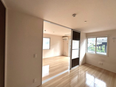 【洋室】 | ボルーノ栗平 | 南西向き洋室6.4帖☆ベッドを置いて寝室にするのもオススメです！リビングダイニングキッチンとの間には圧迫感のない可動間仕切り付き♪