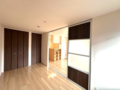 【寝室】 | ボルーノ栗平 | 南西向き洋室6.4帖☆クローゼットと収納スペースがあります♪お洋服や荷物がスッキリ収納できて、整理しやすくなりますね☆