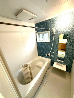 【浴室】 | ボルーノ栗平 | 追い焚き機能・浴室暖房乾燥機付きバスルーム♪雨の日のお洗濯にも便利な物干しバー完備です！換気のできる小窓付き♪ゆったりバスタイムでリラックス☆