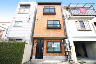 【外観】 | 徒歩7分にあるJR『円町駅』の前には《イズミヤ白梅町店》がありショッピングが楽しめます。スーパーやコンビニなどの買物施設や金融機関が点在する生活便利な立地です。小中学校も近くて安心です。