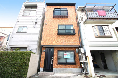 【外観】 | 北区大将軍東鷹司町　中古戸建 | 徒歩7分にあるJR『円町駅』の前には《イズミヤ白梅町店》がありショッピングが楽しめます。スーパーやコンビニなどの買物施設や金融機関が点在する生活便利な立地です。小中学校も近くて安心です。