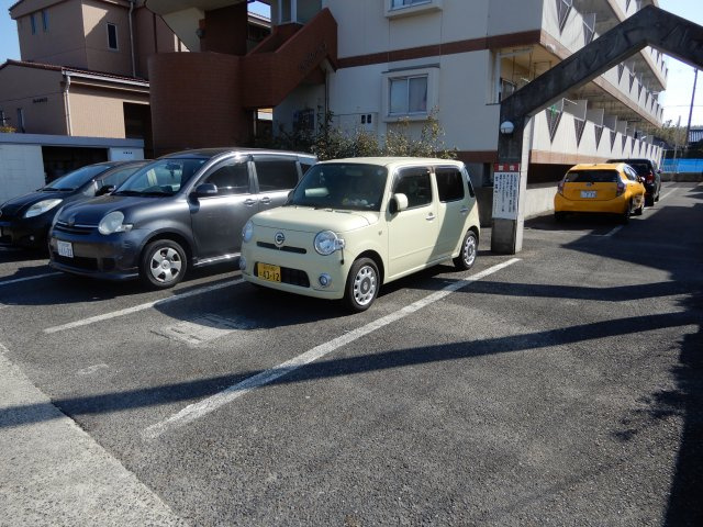 フレンドハイツの駐車場