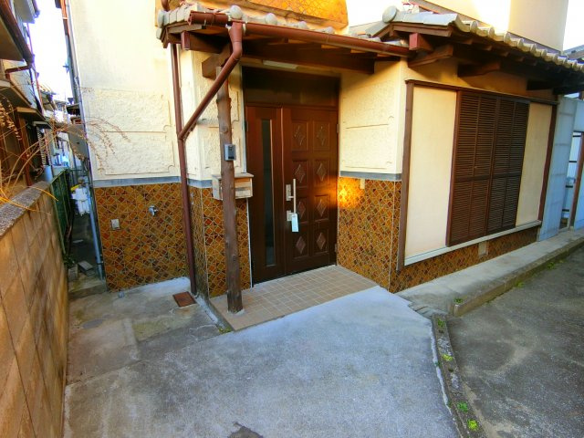 寿町貸家のエントランス