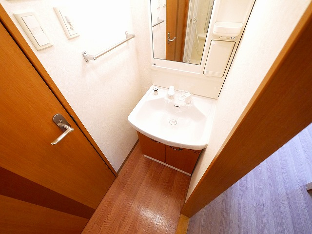 レジェンドール　西の京の洗面所|明るい洗面所です