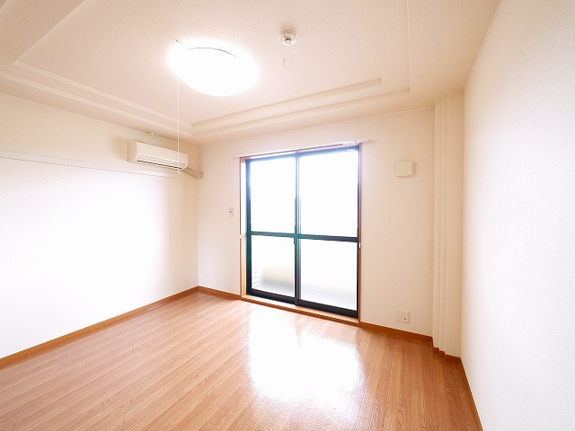 レジェンドール　西の京の洋室|明るい洋室です