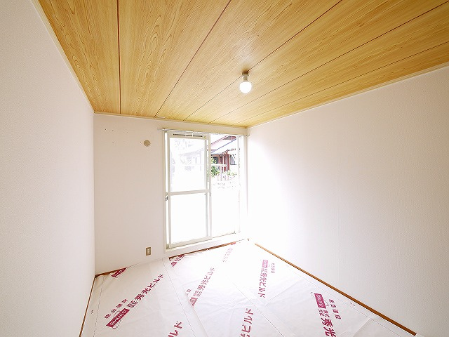 サニーハイツ六条の和室|落ち着いた色調の和室です