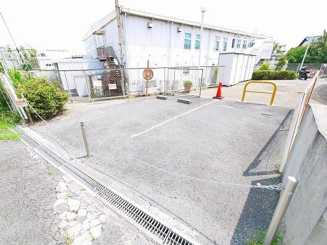 サニーハイツ六条の駐車場|カースペースがあります