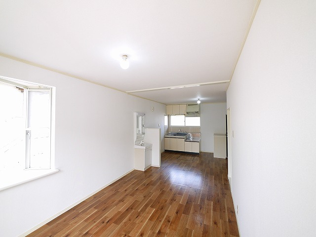 サニーハイツ六条の居間・リビング|使いやすい居間です