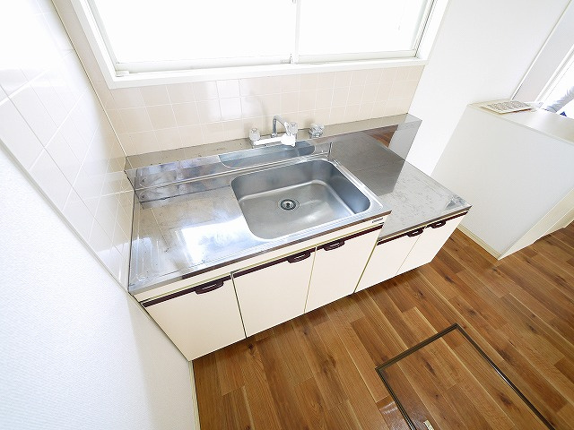 サニーハイツ六条のキッチン|コンパクトなキッチンで掃除もラクラク