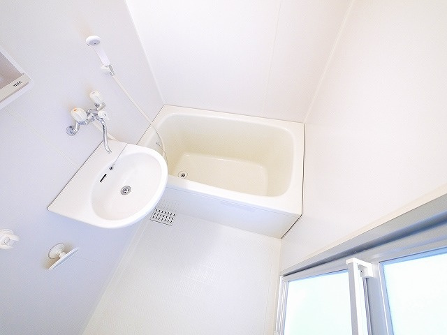 サニーハイツ六条の浴室|コンパクトで使いやすいお風呂です