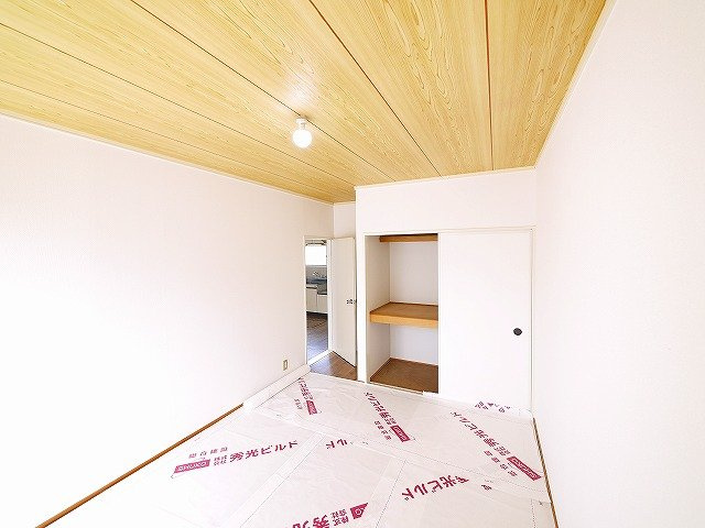 サニーハイツ六条の和室|明るい洋和室です