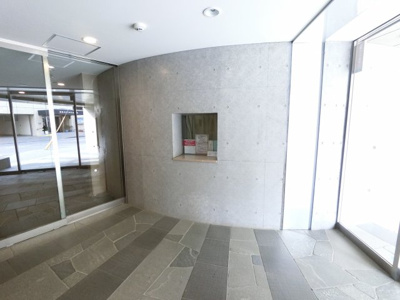 【エントランス】 | プレジール湘南鵠沼 | 管理人室とエントランス。