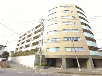 【外観】 | プレジール湘南鵠沼 | 平成19年築浅。江ノ電「鵠沼」駅徒歩6分の好立地。低層エリアの閑静な住宅が魅力のマンションです。