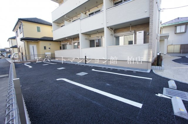 アイリス関場の駐車場