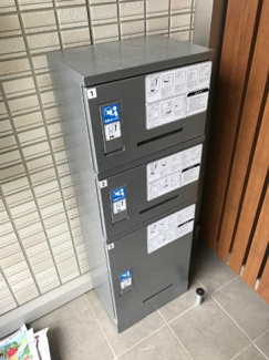 【その他共用部分】 | 共用エントランスには宅配BOXがあるので荷物の受け取りもスムーズに♪再配達の手間がかからないのが魅力♪