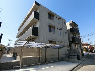 【外観】 | ペットOKの築浅アパート♪小田急多摩線「栗平」駅より徒歩5分！コンビニや郵便局が近くて生活に便利な立地です☆