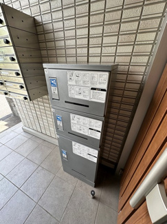 【その他共用部分】 | 共用エントランスには宅配BOXがあるので荷物の受け取りもスムーズに♪再配達を依頼する手間が省けます☆