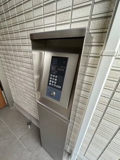 【エントランス】 | 共用エントランスは不審者の侵入を未然に防ぐオートロック付き！防犯対策充実しています◎