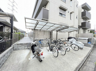 【その他共用部分】 | 屋根付きの駐輪場で雨が降っても大切な自転車が濡れなくてすみますね♪荷物が重いときに自転車があれば助かります！
