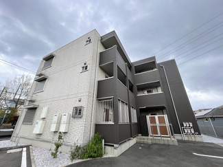 【外観】 | ペットと一緒に暮らせる3階建てアパート☆小田急多摩線「栗平」駅まで徒歩5分！コンビニや郵便局も近くて生活しやすい住環境です◎