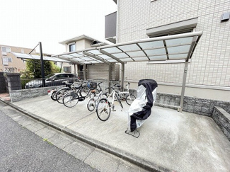 【その他共用部分】 | 屋根付きの駐輪場で雨が降っても大切な自転車が濡れなくてすみますね♪自転車はちょっとした移動手段に便利ですよね！