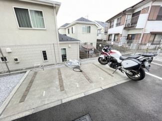 【その他共用部分】 | 敷地内にバイク置き場を完備しています！バイク駐輪OKです！バイクをお持ちの方にオススメです♪
