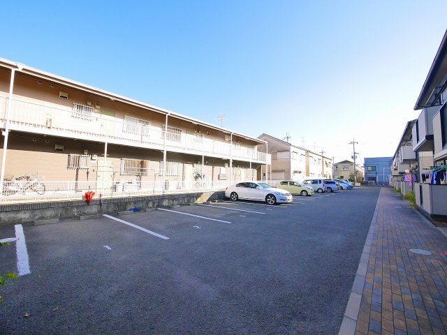 ディアコート　Ａ・Ｂの駐車場|スペースが広いので駐車しやすいですね