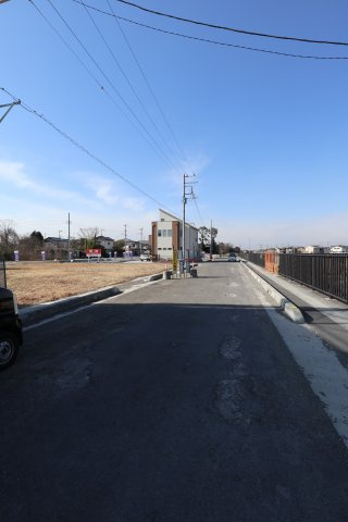 鴻巣市北新宿の売地の前面道路含む現地写真