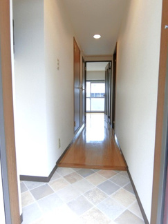 【展望】 | 玄関から室内への景観です！右手に洋室5.4帖のお部屋、左手に洗面所・トイレがあります★