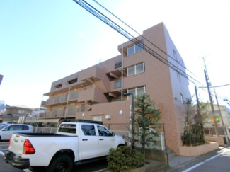 【外観】 | お買い物に便利な「アピタテラス横浜綱島」まで徒歩3分☆東急新横浜線「新綱島」駅徒歩10分！鉄筋コンクリートの4階建てマンションです♪