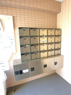 【エントランス】 | 共用エントランスには宅配BOXがあるので荷物の受け取りもスムーズに♪再配達を依頼する手間が省けます☆