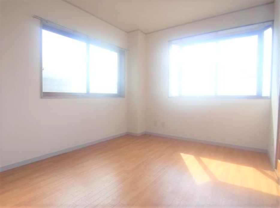 ピアザ５の居間・リビング|明るい洋室です