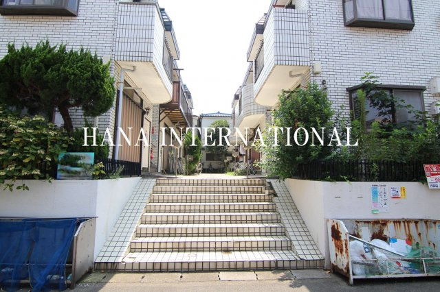 ローズアパートQ28番館のエントランス