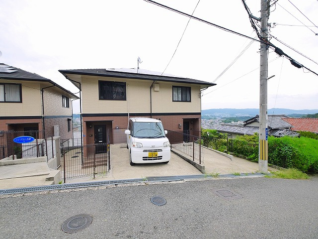 ビューテラス生駒Aの駐車場|駐車場があるので、車を買う予定の方も安心です