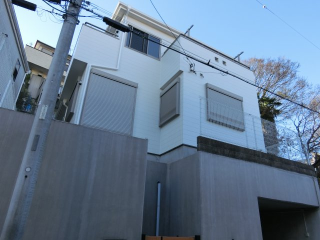 習志野市花咲２丁目　中古戸建　内装・外装リフォーム済　4ＬＤＫの外観|習志野市花咲２丁目　中古戸建　見晴らしの良い高台　雨の日に便利なビルトインガレージ
