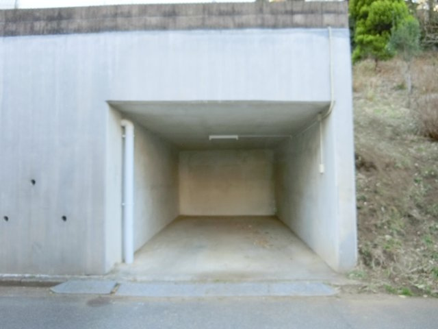 習志野市花咲２丁目　中古戸建　内装・外装リフォーム済　4ＬＤＫの駐車場|雨の日に便利なビルトインガレージ