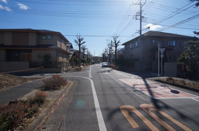【前面道路含む現地写真】 | 東浦和7丁目土地 | 車通りも少なく静かな住環境です。