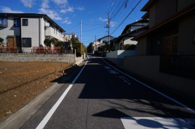 【前面道路含む現地写真】 | 東浦和7丁目土地 | 幅員約5.9ｍありますので車庫入れもラクラクです。