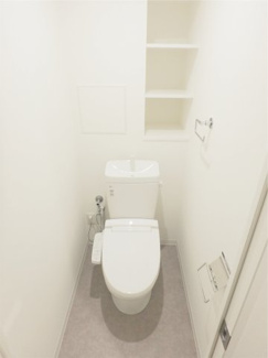 【トイレ】 | コンフォーティア ナガイ | 便利な棚のある、温水便座付きのトイレです。