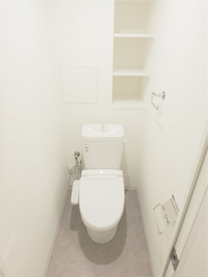 【トイレ】 | コンフォーティア ナガイ | 便利な棚のある、温水便座付きのトイレです。