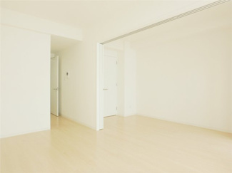 【居間・リビング】 | コンフォーティア ナガイ | 引き戸をオープンにすると、広々としたお部屋になります。