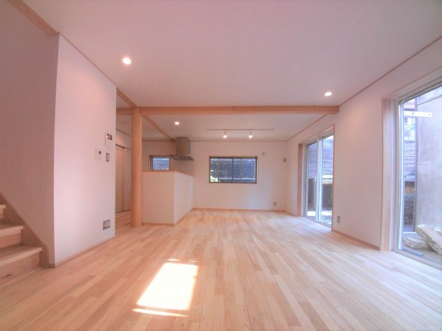 【居間・リビング】 | 小石川三丁目戸建て（小石川3-6-6） | 20帖LDK無垢のフローリング温もりを感じられるリビングです。【小石川三丁目戸建て】