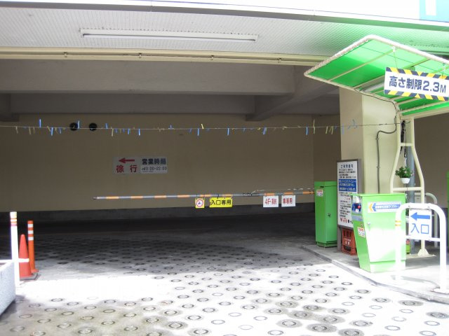 コモディイイダ屋上駐車場