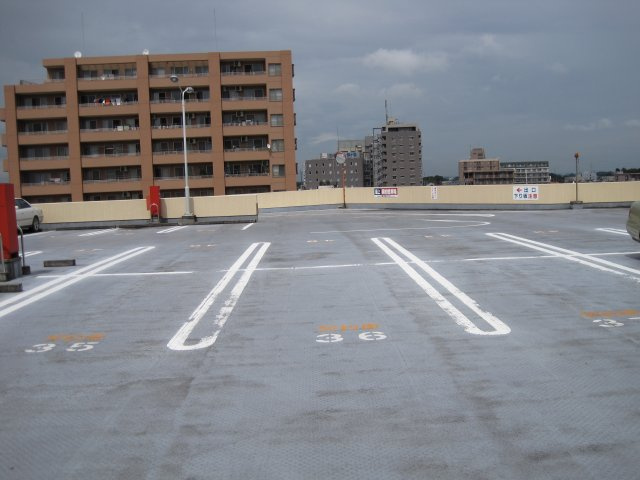 コモディイイダ屋上駐車場の外観