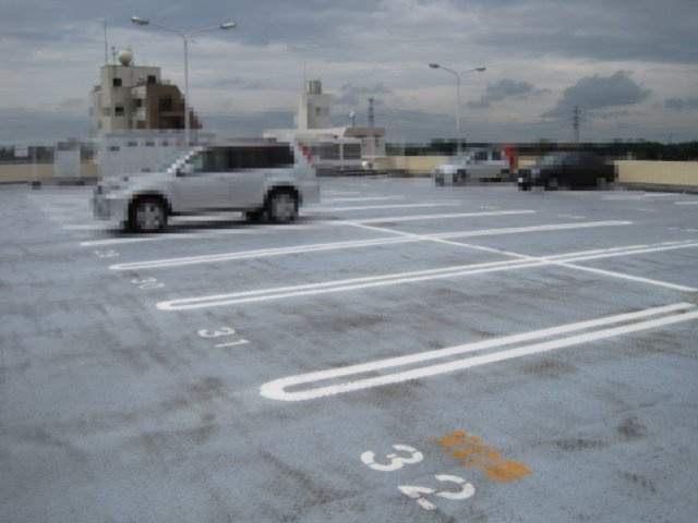 コモディイイダ屋上駐車場の外観