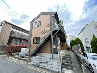 【外観】 | 小田急線「百合ヶ丘」駅まで徒歩5分！便利な立地の2階建てアパートです♪駅近で通勤・通学にも便利！