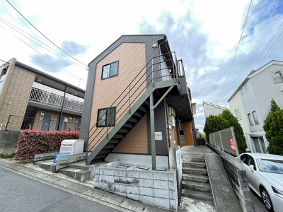 【外観】 | アイザックヒルズ百合丘 | 小田急線「百合ヶ丘」駅まで徒歩5分！便利な立地の2階建てアパートです♪駅近で通勤・通学にも便利！