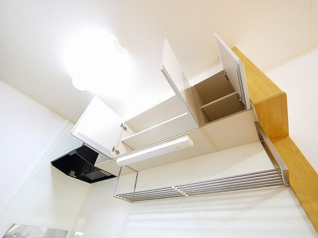 ラフィーネのキッチン|キッチン上部にも収納があります
