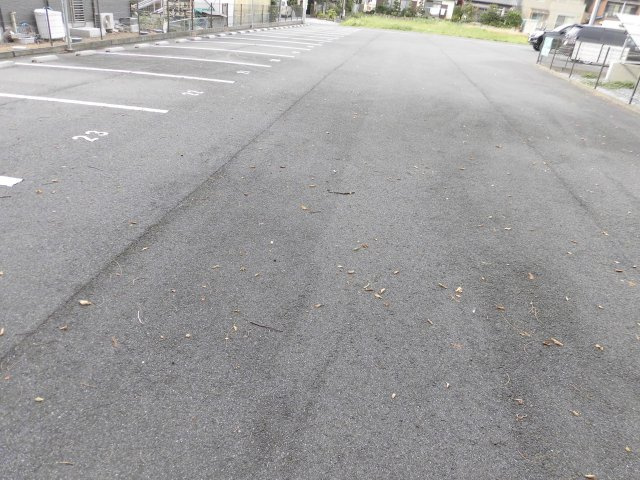 サンレジデンス15の駐車場